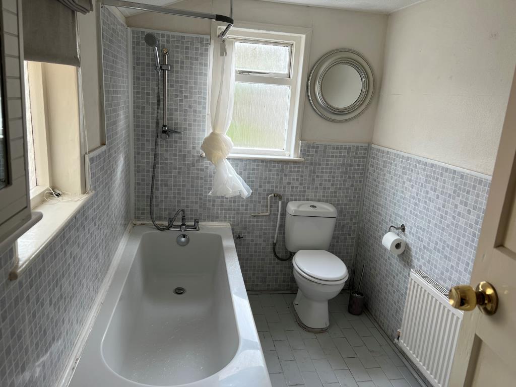 Lot: 61 - HOUSE FOR INVESTMENT OR OCCUPATION - Bathroom